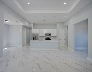 872 Spaulding Street E - Photo Thumbnail 3