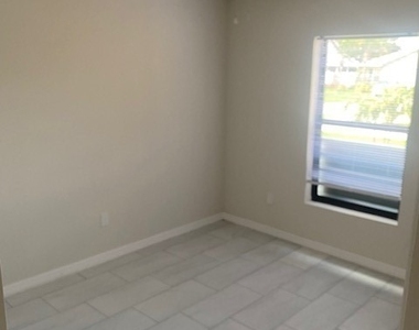 610 Se 13th Street - Photo Thumbnail 5