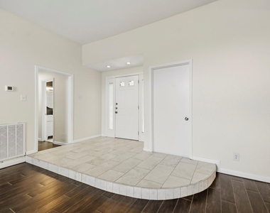 830 Seacliff Drive - Photo Thumbnail 2