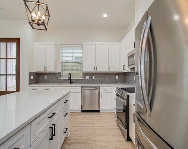 6420 Highland Pine Lane - Photo Thumbnail 10