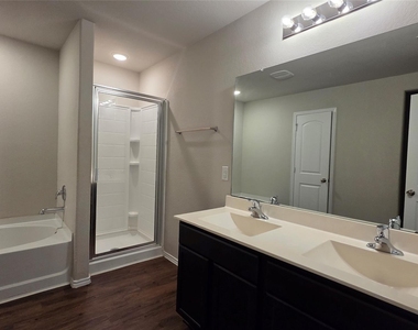 14097 Lake Crescent Drive - Photo Thumbnail 10