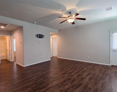 14097 Lake Crescent Drive - Photo Thumbnail 5
