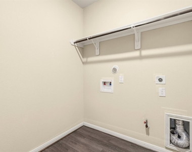 6131 Carpenters Cove Lane - Photo Thumbnail 29