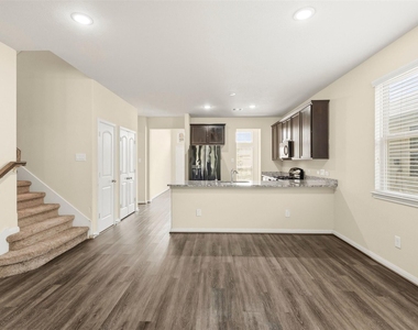 6131 Carpenters Cove Lane - Photo Thumbnail 4