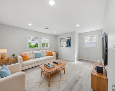 551 Schuyler - Photo Thumbnail 2