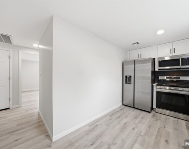 551 Schuyler - Photo Thumbnail 4