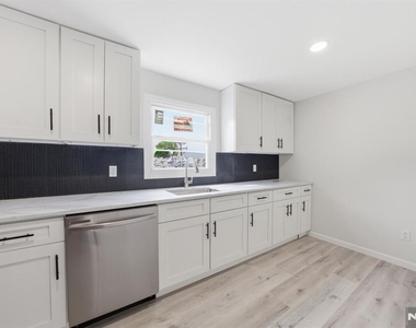 551 Schuyler - Photo Thumbnail 5