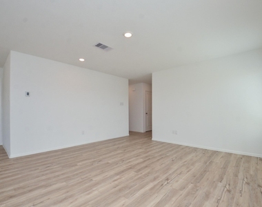 18119 Rockvine Drive - Photo Thumbnail 6