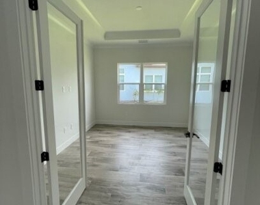3725 Sapphire Cove Circle E - Photo Thumbnail 4