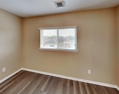 5718 Emerald Brook Lane - Photo Thumbnail 11