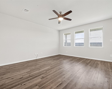 4818 Blue Jacaranda Way - Photo Thumbnail 6
