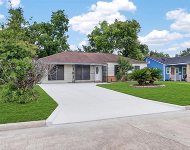 9211 Clearway Drive - Photo Thumbnail 3