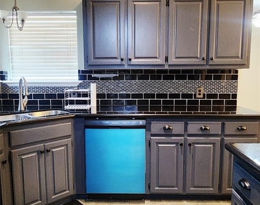 213 Mango Street - Photo Thumbnail 32