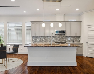 4833 Chenevert Street - Photo Thumbnail 2