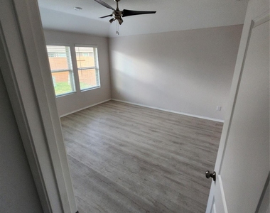18419 Cobalt Cove Ln - Photo Thumbnail 4