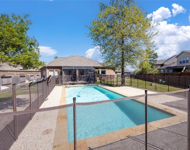 6743 Honeycrest Lane - Photo Thumbnail 18