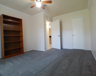 6350 Crestside Drive - Photo Thumbnail 17