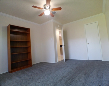 6350 Crestside Drive - Photo Thumbnail 16