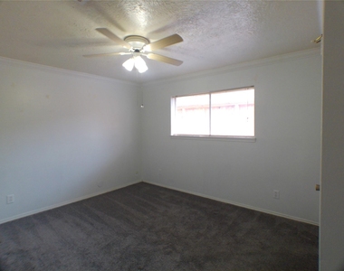 6350 Crestside Drive - Photo Thumbnail 13