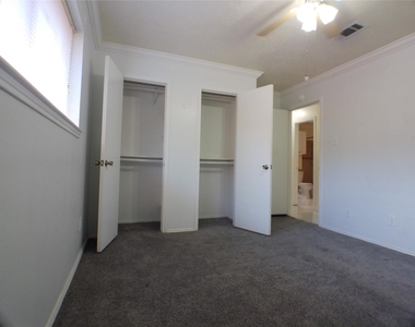 6350 Crestside Drive - Photo Thumbnail 14