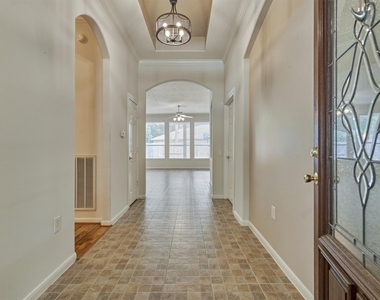 118 Robindale Circle - Photo Thumbnail 3