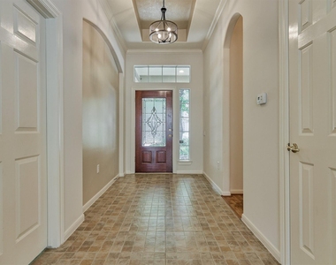 118 Robindale Circle - Photo Thumbnail 4
