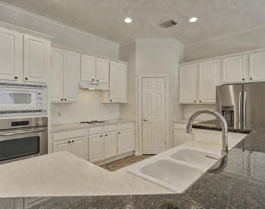 118 Robindale Circle - Photo Thumbnail 9