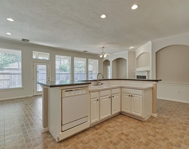 118 Robindale Circle - Photo Thumbnail 11