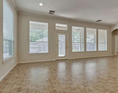 118 Robindale Circle - Photo Thumbnail 7