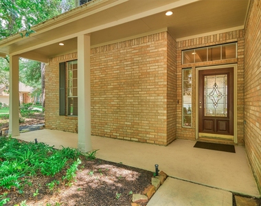 118 Robindale Circle - Photo Thumbnail 2