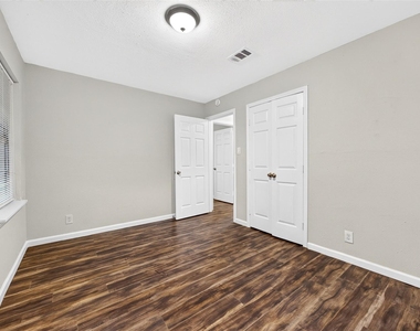 530 Globe Street - Photo Thumbnail 25