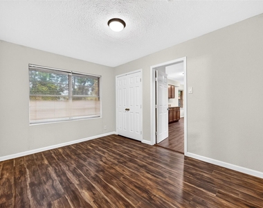 530 Globe Street - Photo Thumbnail 27