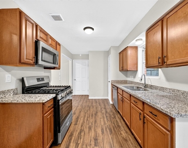 530 Globe Street - Photo Thumbnail 17