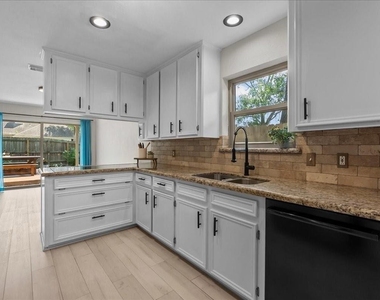 1626 Lake Bluff Drive - Photo Thumbnail 2