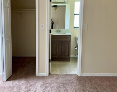 843 Parsons Circle Se - Photo Thumbnail 4