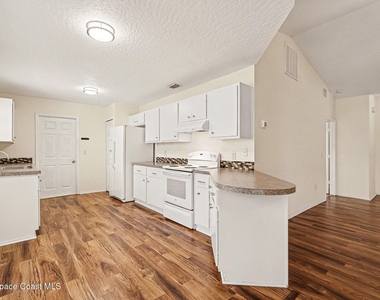 880 Vocelle Avenue - Photo Thumbnail 7