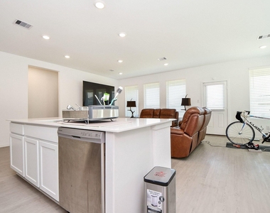 26610 Coast Redwood Drive - Photo Thumbnail 9