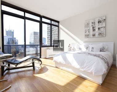West 48th Street - Photo Thumbnail 4
