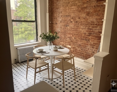 East 89 Street - Photo Thumbnail 4