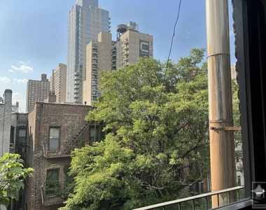 East 89 Street - Photo Thumbnail 10
