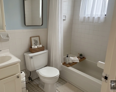 East 89 Street - Photo Thumbnail 8