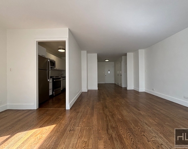 East 63 Street - Photo Thumbnail 4