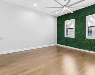 1332 W Gray Street - Photo Thumbnail 3