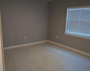 4416 N Clark Avenue - Photo Thumbnail 3