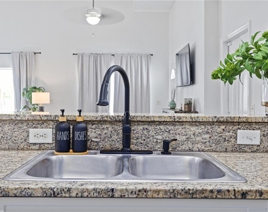 9415 Citrus Glen Place - Photo Thumbnail 11