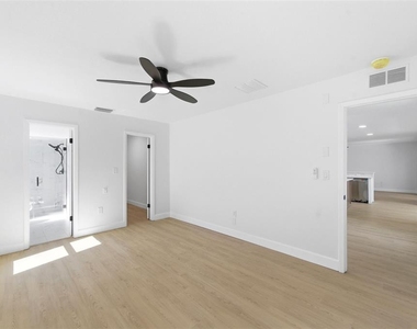 11180 113th Avenue - Photo Thumbnail 6