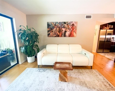 3134 Lake Pine Way - Photo Thumbnail 9
