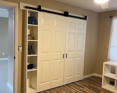 211 Thorn Tree Place - Photo Thumbnail 17