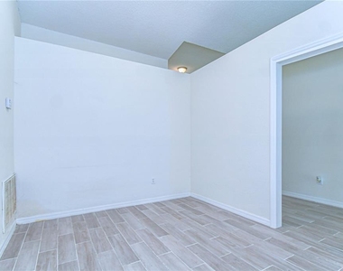 18303 Elmhurst Lane - Photo Thumbnail 7