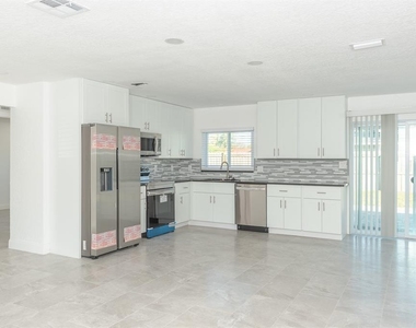 11889 93rd Avenue - Photo Thumbnail 15